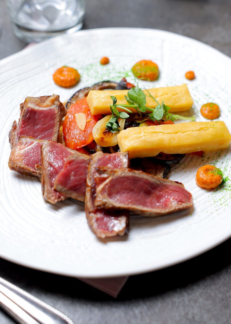 La pièce de bœuf race à viande, frite de panisse, légumes grillés, sauce romesco