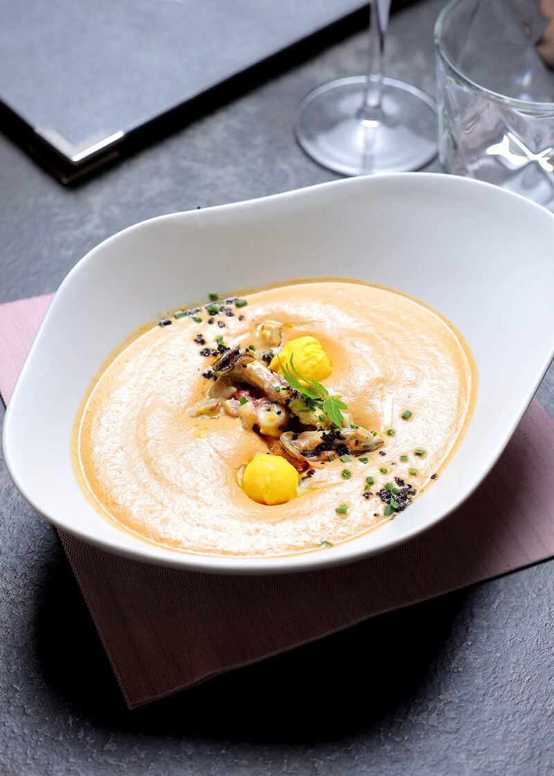 Soupe de poisson froide en émulsion, seiche et moule, glace au safran